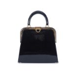 Christian Dior- sac Fermoir en cuir verni noir- bouclerie et monture dorées- avec bandoulière-