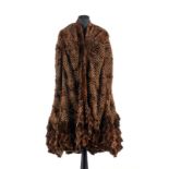 Fendi- longue cape en talpa marron ajouré en nid d'abeille- bas en taffetas /