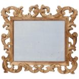 Miroir- Italie- XVIIIe s.- en bois sculpté et doré à cadre formé de feuilles d'acanthe- glace au