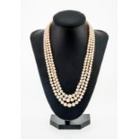 Collier 3 rangs de perles de culture blanches en chute ( env. 5-8 mm) fermoir en or gris 750-