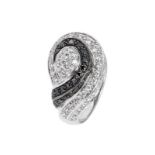 Bague en or gris 750 à décor d'une volute sertie de diamants blancs rehaussés de diamants noirs