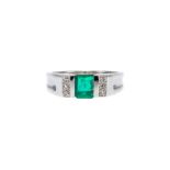 Bague en or gris 750 sertie d'une émeraude taille émeraude (env. 0.5 ct) épaulée de 4 diamants