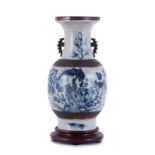 Vase col en bobine à couverte craquelée- Chine- Guangxu- décor de pivoines et oiseaux en bleu sous