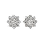 Paire de clips d'oreilles fleurs en or gris 750 sertie de diamants taille brillant- h. 2.3 cm- 12g /