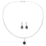 Ensemble comprenant 1 pendentif sur 1 chaîne en or gris 750 et 1 paire de boucles d'oreilles en or