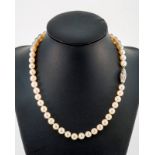 Collier 1 rang de perles de culture blanches (env. 7 mm) fermoir en or gris 750 serti de diamants