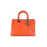 Christian Dior- sac Lady Dior en cuir de veau grainé orange vif- doublure en cuir mocha-