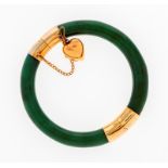 Bracelet bangle en or 585 et métal serti de jade- circ. 18.5 cm