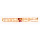 Bracelet en or 750 serti de 3 rangs de perles de culture blanches- élément central serti de rubis
