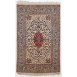 Tapis Ispahan signé Fatehi- Iran- 3ème quart du XXe s.- à médaillon central rouge sur fond ivoire