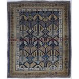 Tapis Daghestan- Caucase- 2ème tiers du XXe s.- orné de motifs géométriques beiges sur fond bleu-