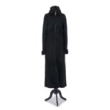 Salvatore Ferragamo- long manteau en mouton retourné noir- col haut et manches retournées- T42 (I)