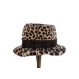 Chapeau en léopard- cintré d'un n'ud papillon en daim brun- circ. 52 cm