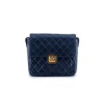 Chanel- sac à rabat  vintage en cuir d'agneau matelassé bleu marine- longue bandoulière en cuir