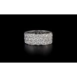 Large bague en or gris 750 sertie de 3 lignes de diamants taille brillant (total env. 4 ct)- larg.