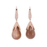 Paire de pendants d'oreilles en or rose 750 sertie de pierres de lune chocolat de forme goutte