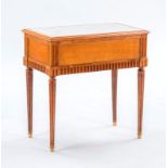 Table d'appoint de style Louis XVI- XXe s.- en acajou et placage d'acajou- les panneaux soulignés