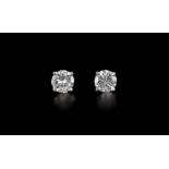 Paire de clous d'oreilles diamants en or gris 750 sertie de 2 diamants taille brillant de 1 et 1.