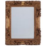 Miroir Baroque- Italie- XVIIIe s.- en bois sculpté et doré à décor de rinceaux fleuris et de