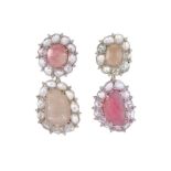 Paire de pendants d'oreilles en or gris 750 sertie de saphirs de couleurs facettés et taille rose