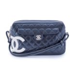 Chanel- sac à bandoulière collection Cambon en cuir de veau noir matelassé- appliqué du logo 'CC' en