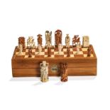 Imposant jeu d'échecs avec pièces en bois et ivoire (complet- dans son coffret formant échiquier)-