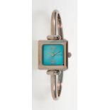 Gucci- montre-bracelet carrée en acier- quartz- cadran bleu- index- chiffres arabes et aiguilles