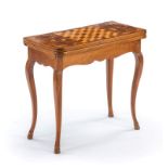 Table à jeux- Berne- XVIIIe s.- en placage de noyer et marqueterie de bois fruitier à décor d'