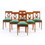 Suite de 6 chaises de style Directoire- XXe s.- en noyer sculpté et mouluré- dossier à la lyre-