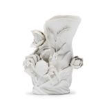 Vase blanc de Chine en forme de lotus et crabe- porcelaine Dehua- fin Qing ou République- h. 15