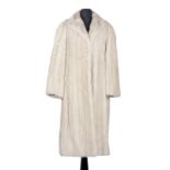 Christian Dior- longue manteau en vison perle beige- travail à bandes verticales- petit col avec