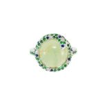 Bague en or gris 750 sertie d'un cabochon de préhnite entouré de diamants- saphirs et tsavorites-