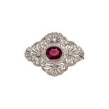 Broche 2ème partie XIXe s.- 2 ors 750  ajourés sertie d'un rubis taille ovale entouré de diamants