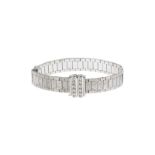 Bracelet ceinture en or gris 750- le fermoir serti de diamants taille 8/8- long. 23 cm- larg. 1