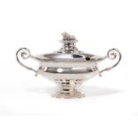 Saucière sur piédouche en argent- par Rehfues- Berne- vers 1840-50. De forme ovale à motif de