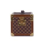 Louis Vuitton- boîte flacons Beauty case en toile enduite damier ébène et cuir brun- doublure en