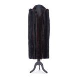 Christian Dior- longue cape en astrakan noir- garniture et épaulettes en vison /