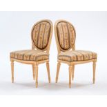 Paire de chaises d'époque Louis XVI- en bois repeint crème à dossier en médaillon mouluré- pieds