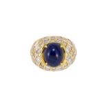 Adler- bague en or 750 sertie d'un saphir taille cabochon (env. 8 ct) entouré de diamants taille