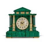 Pendule de style Néoclassique- XXe s.- en placage de malachite et bronze doré à cadran flanqué de