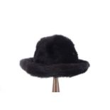 Petit chapeau en vison noir cintré d'un noeud papillon- circ. 42 cm