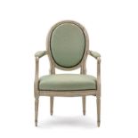 Fauteuil en cabriolet d'époque Louis XVI en bois mouluré peint beige rechampi vert à dossier