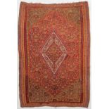 Kilim Senneh- Iran- 1ère moitié du XXe s.- à losange central rouge et beige sur fond rouge à semis