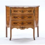 Petite commode de style Louis XV- fin XIXe-début XXe s.- en marqueterie à décor de fleurs- façade