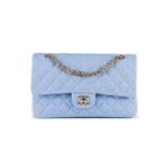 Chanel- sac 2.55 classique à double rabat en jersey bleu pale matelassé- bandoulière chaînette