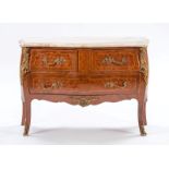 Commode de style Louis XV- XXe s.- en placage de bois de rose et marqueterie à décor de cube sans