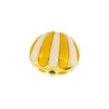 Petite boîte à décor d'un coquillage stylisé en or 750 et émail guilloché jaune et blanc- h. 3 cm-