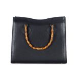 Gucci- sac Bamboo Tote carré en cuir noir avec poignées en bambou- 28x35 cm /