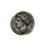 Superbe décadrachme en argent- Syracuse. Denys I (406-367 av. J.-C.)- par Évainète- Grèce- circa 400