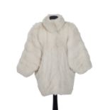 Elena Benarroch- longue veste en renard arctique blanc- manches trois quarts évasées- env. T42 /
